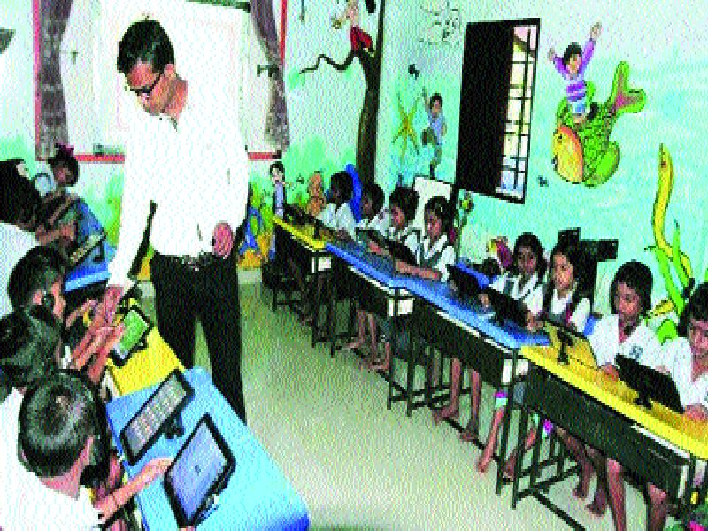 Due to the depression of the administration, the teachers' salary in Solapur district is postponed | प्रशासनाच्या उदासीनतेमुळे सोलापूर जिल्ह्यातील शिक्षकांचा पगार लांबणीवर
