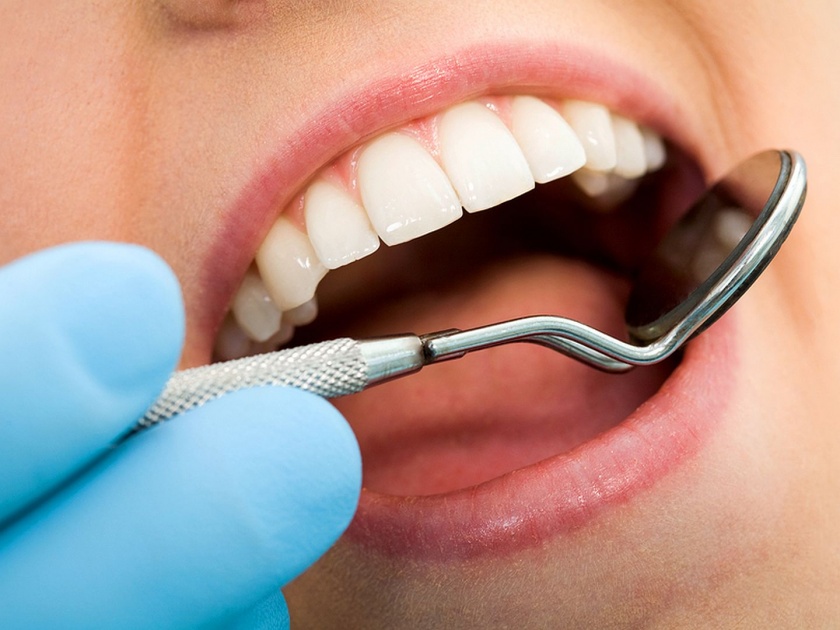 Research says chewing gum oral health and dental problems | दातांना किड लागू नये यासाठी खास उपाय आला समोर, दातांचं दुखणं होईल सहज दूर!