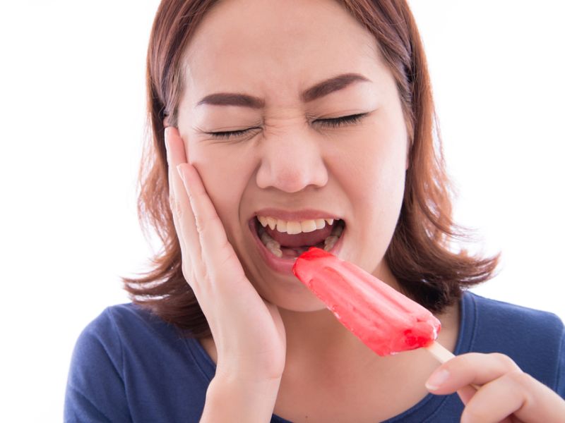 home remedies for tooth sensitivity, rapid tooth pain relief, toothache relief | दातांच्या झिणझिण्यांमुळे त्रस्त आहात? 'या' घरगुती उपायांनी मिळेल त्वरित आराम