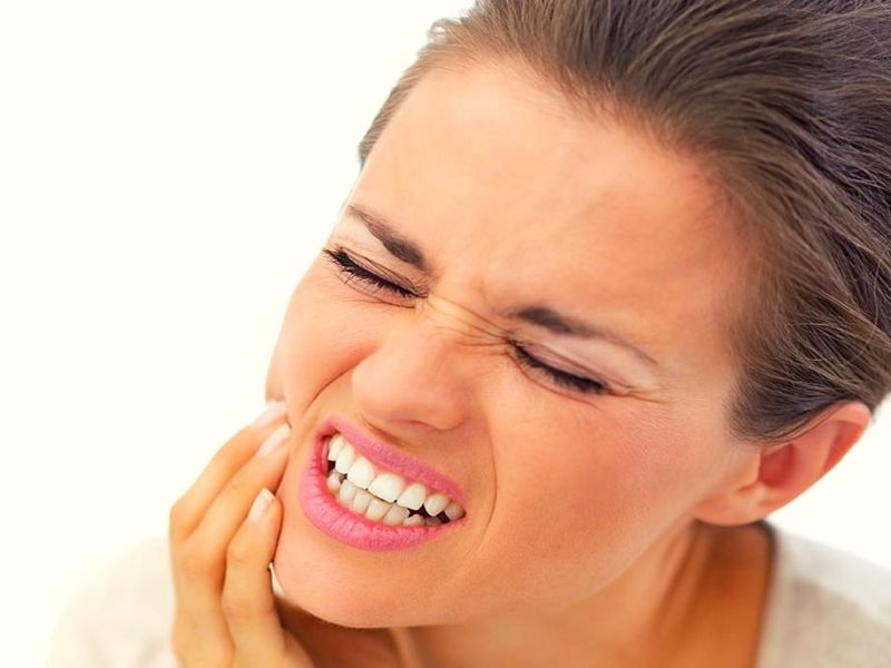 5 teeth brushing tips to treat sensitive teeth | दातांना येणाऱ्या झिणझिण्यामुळे हैराण आहात? या ५ गोष्टी ठेवा लक्षात!