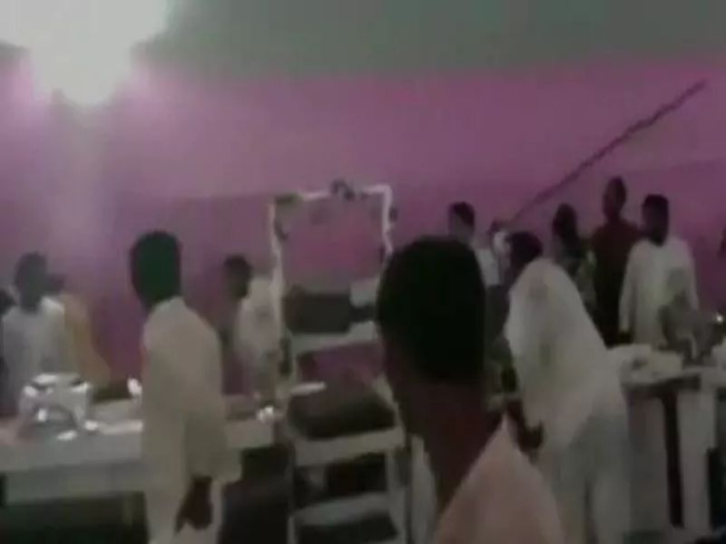 Chaos at Tej Prataps wedding unruly crowd loots food items crockery | अशीही पळवापळवी, लालूपुत्राच्या विवाहात राजद कार्यकर्त्यांचे 'प्रताप'