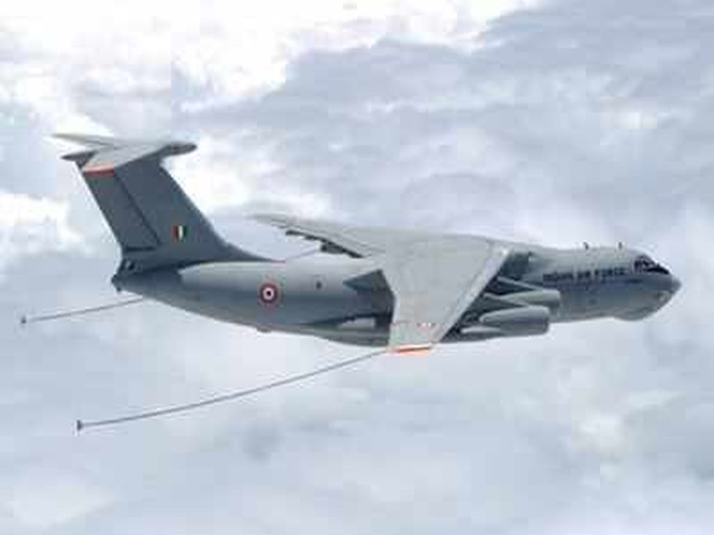 MakingHistory: first ever midair refueling of indian Tejas aircraft | MakingHistory : भारताचे तेजस हवेतच इंधन भरते तेव्हा....