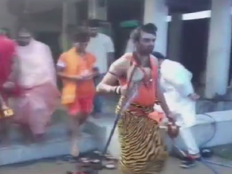 Tejpratap dressed up as lord shiva | लालूप्रसाद यादवांचा मुलगा शंकराच्या वेशात अवतरतो तेव्हा...