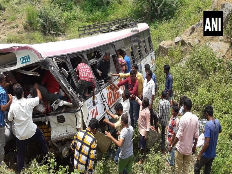 32 people killed and more than 20 people injured in state-run RTC bus accident near Kondaagattu | Telangana Bus Accident : तेलंगणामध्ये बसचा भीषण अपघात, 52 प्रवाशांचा मृत्यू 