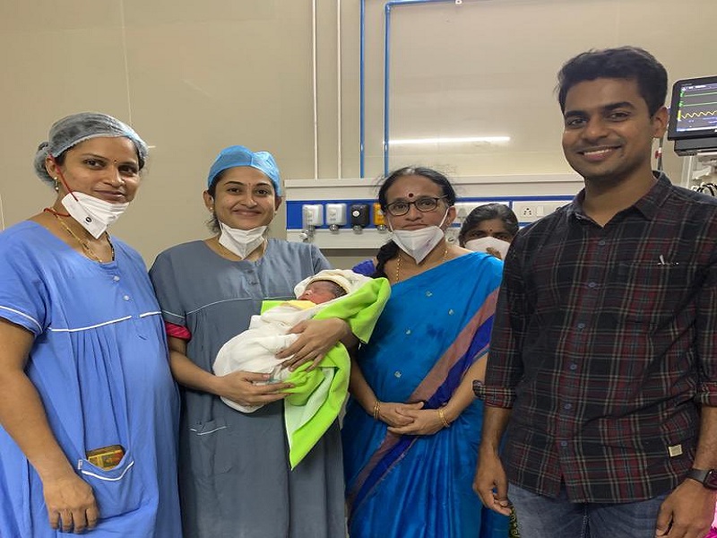 telangana collector opts for government hospital for childbirth inspirational story | मानलं! जिल्हाधिकाऱ्यानं पत्नीच्या प्रसूतीसाठी निवडलं सरकारी रुग्णालय, घालून दिला आदर्श 