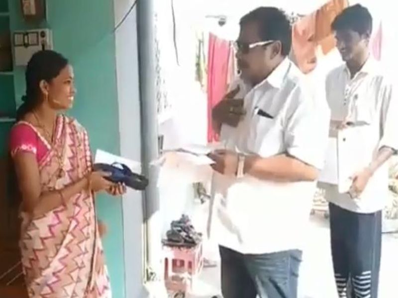 An Independent Candidate in Telangana giving Slippers To Voters Asking Them To Hit Him If He Fails To Deliver On Promises After Elected | स्वत:लाच मारण्यासाठी 'तो' देतोय मतदारांना चप्पल; उमेदवाराची भन्नाट शक्कल
