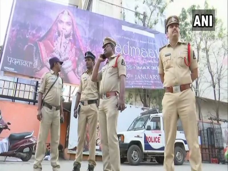 Padmavat Movie Release Protest News Live Updates | Padmaavat Movie Release Controversy Live : उत्तराखंडात बजरंग दलाच्या कार्यकर्त्यांवर पोलिसांचा लाठीचार्ज