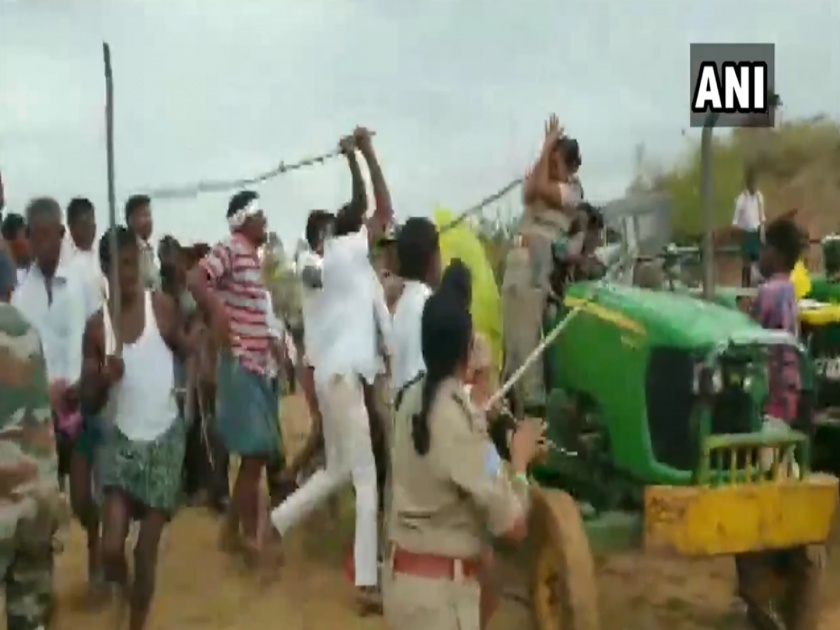VIDEO Attack of women police in Telangana | VIDEO: तेलंगणामध्ये महिला पोलिसांना अमानुष मारहाण