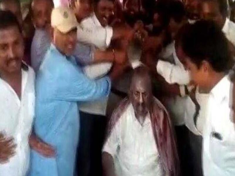 Telangana Assembly Speaker gets VVIP milk bath trolled on twitter | विधानसभा अध्यक्षांवर कार्यकर्त्यांकडून दुग्धाभिषेक; सोशल मीडियावर टीका