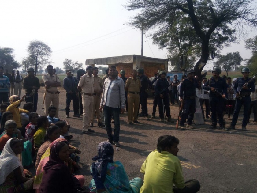Telhara: Stop the road in Dapura by condemning the incident of Bhima Koregaon; Many arrested | तेल्हारा तालुका : भीमा कोरेगाव घटनेच्या निषेधार्थ दापुर्‍यात रास्ता रोको; अनेकांना अटक