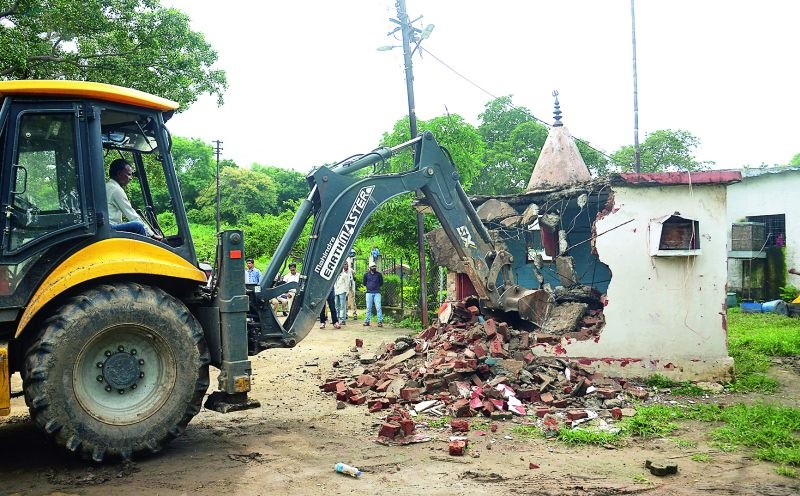 The temple near the house of corporator Kamlesh Chaudhary was removed | नगरसेवक कमलेश चौधरी यांच्या घराजवळील मंदीर हटविले