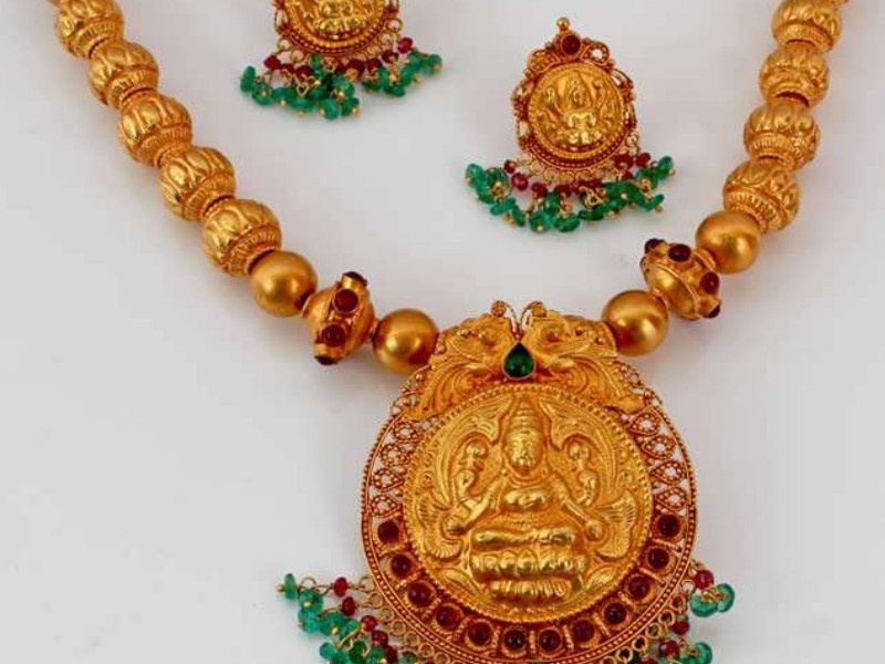 This year, the demand for 'Temple Jewelery' in Diwali market | यंदाच्या दिवाळीत 'टेम्पल ज्वेलरी'ची हवा ! पारंपरिक दागिन्यांचीही जोरदार खरेदी