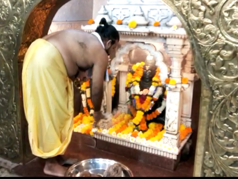 Temples open in Maharashtra devotees can go from today | Temples in Maharashtra : आजपासून भक्तांसाठी उघडले देवाचे दार