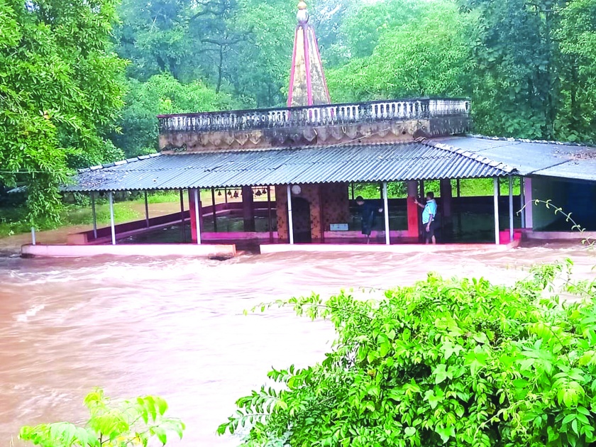 Flood siege of Mahapurush temple, rain fog in Casarda | महापुरुष मंदिराला पुराचा वेढा, कासार्डेत पावसाचे धुमशान