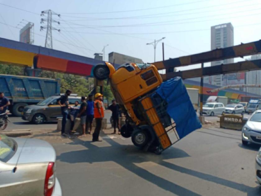 Tempo hits height barrier near flyover, driver injured; Traffic jam on Nashik-Mumbai route | उड्डाणपुलाजवळ हाईट बॅरियरला टेम्पोची धडक, चालक जखमी; नाशिक-मुंबई मार्गावर वाहतूक कोंडी
