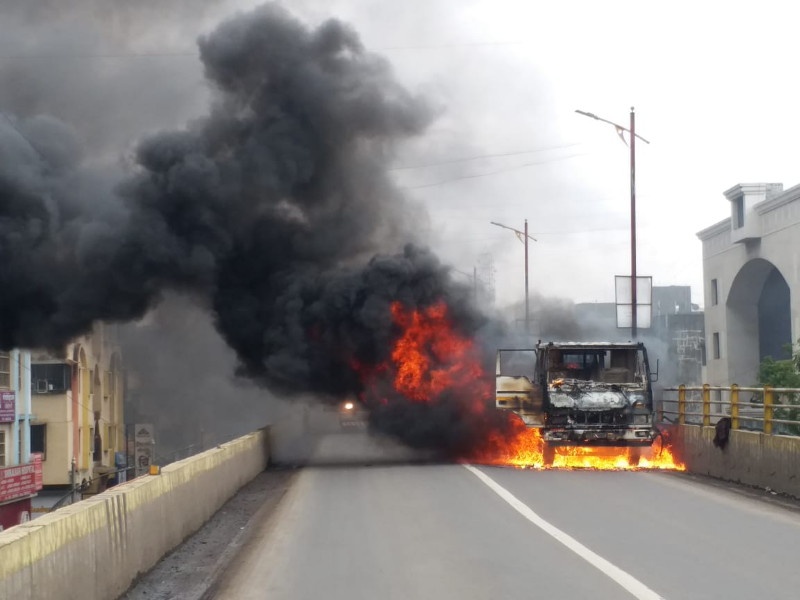 A suddenly fire case tempo burnt in Chinchwad | चिंचवडमध्ये अचानक पेट घेतलेले वाहन रस्त्यात जळून खाक 