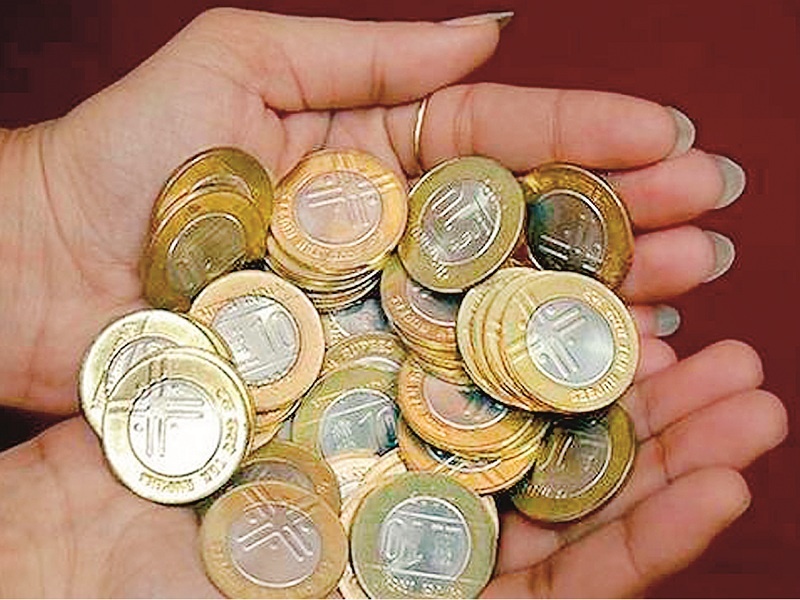 In Aurangabad by only one rumor 5 crores of rupees 10 coin are lying in banks | केवळ एका अफवेमुळे औरंगाबादेत १० रुपयांची ५ कोटींची नाणी बँकांमध्ये पडून