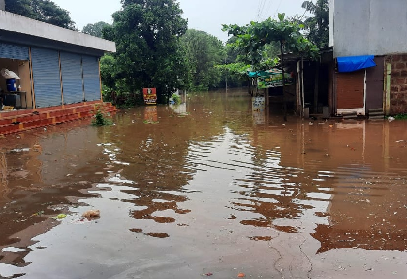Damage to small traders due to flood waters in Banda Alwadi | बांदा आळवाडीत पुराचे पाणी घुसल्याने छोट्या व्यापाऱ्यांचे नुकसान