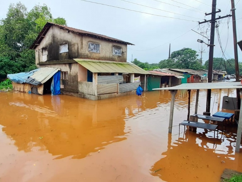increase in water level of terekhol river after heavy rain in sindhudurg | बांदा बाजारपेठेत पाणी घुसले; तेरेखोल नदीच्या पाणी पातळीत वाढ 
