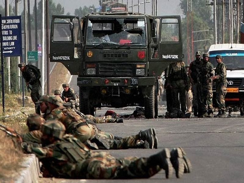 terrorist attack indian army vehicle soldiers retaliate, jammu kashmir | भारतीय लष्कराच्या वाहनावर दहशतवाद्यांचा गोळीबार, 3 आठवड्यांत दुसरा हल्ला