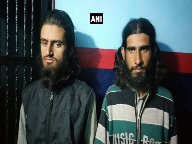 Two terrorists caught alive in Kashmir; Action taken in Banihal | जम्मू काश्मीरच्या बनिहालमध्ये लष्करी कॅम्पवर हल्ला करणाऱ्या दोन दहशतवाद्यांना पकडलं जिवंत