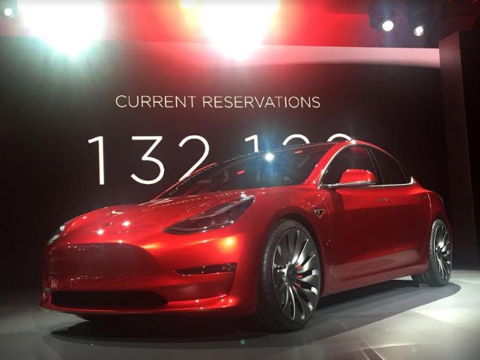 Tesla's Model 3 sets world record | टेस्लाच्या मॉडेल ३ ने केला जागतिक विक्रम
