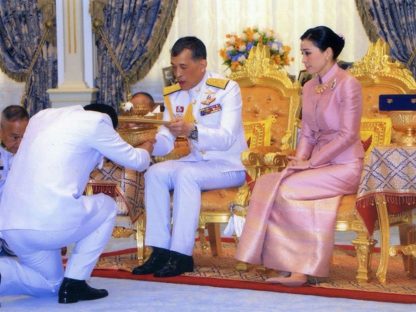 Thailand king surprisingly marries personal bodyguard all you need to know about queen Suthida | थायलंडच्या राजाच्या 'चौथ्या लग्नाची गोष्ट'; स्वतःच्या 'बॉडीगार्ड'शीच केलं शुभमंगल