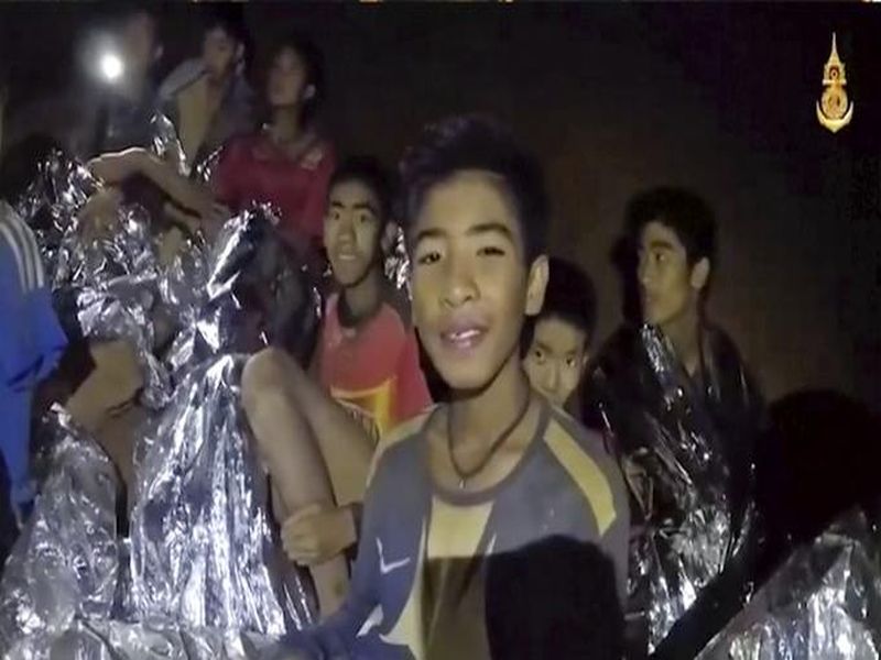  Six of the 13 children trapped in the cave safely outside | गुहेत अडकलेली १३ पैकी सहा मुले सुखरूप बाहेर