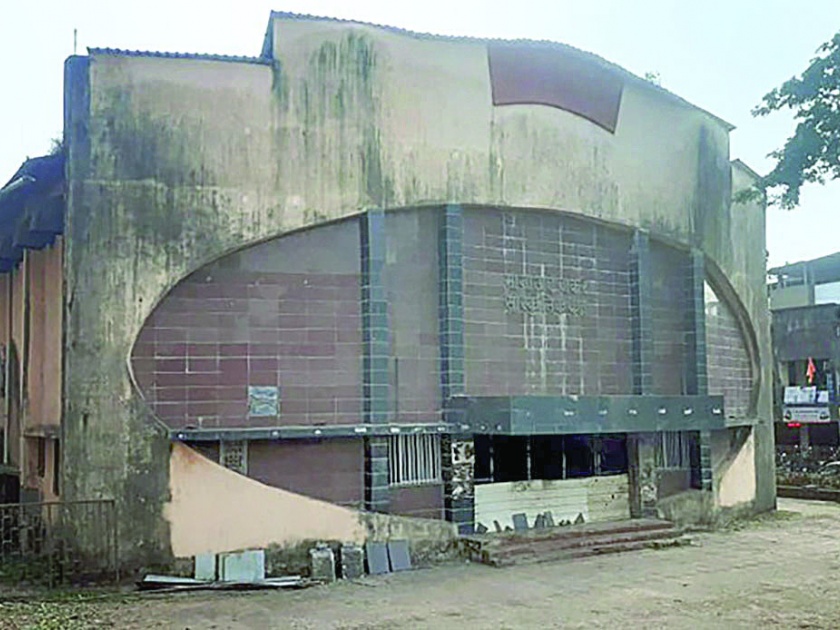 Will Thackeray open the curtain of the theater or not? | खेडमधील स्व. मीनाताई ठाकरे नाट्यगृहाचा पडदा उघडणार की नाही?