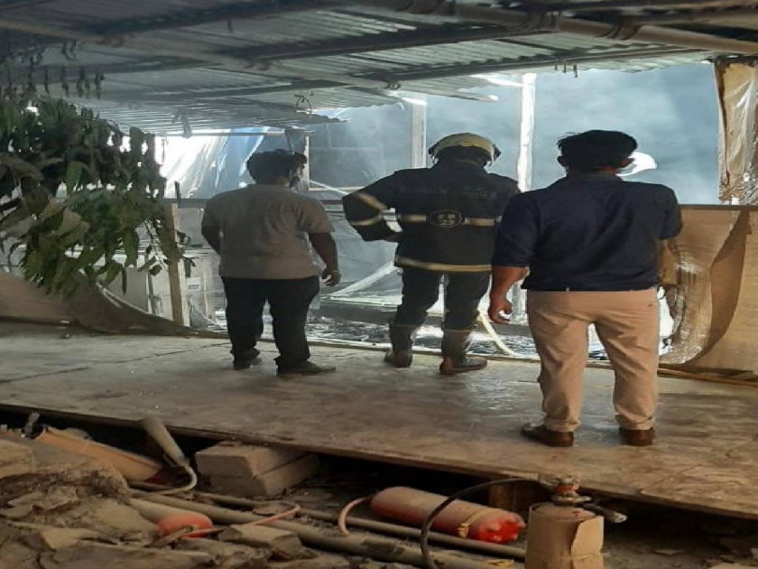 Fortunately great loss of life was averted; Fire at Kovid Center in Dahisar, patient evacuated | सुदैवाने मोठी जीवित हानी टळली; दहिसर येथील कोविड सेंटरमध्ये आग, रुग्ण स्थलांतरित