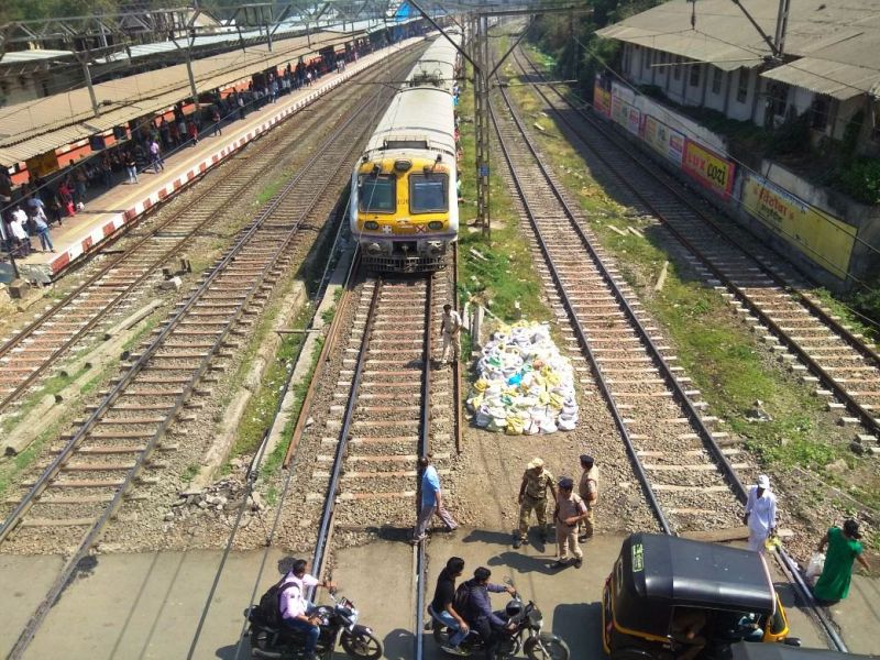 The accident in the Thakurli station Due because alert of RPF Jawan | आरपीएफ जवानाच्या सतर्कतेमुळे ठाकुर्ली स्थानकात टळला अपघात