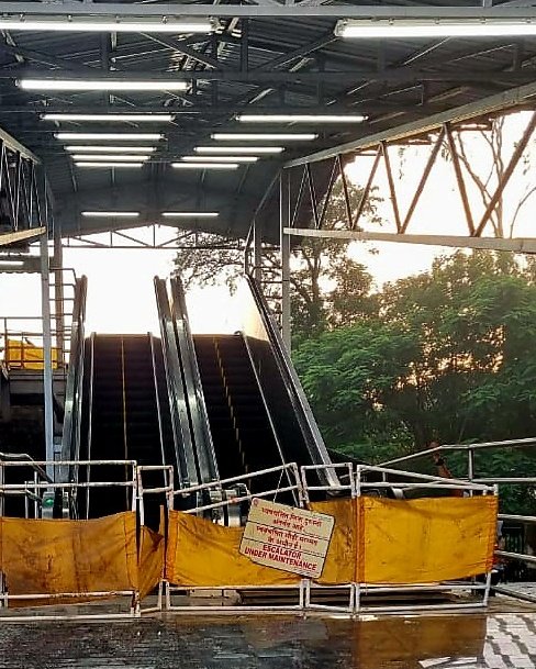 escalator of thakurli station which was inaugurated by the shiv sena shinde group yesterday is closed today | शिवसेना शिंदे गटाने काल गाजावाजा करत शुभारंभ केलेले ठाकुर्लीचे एस्कलेटर आज बंद