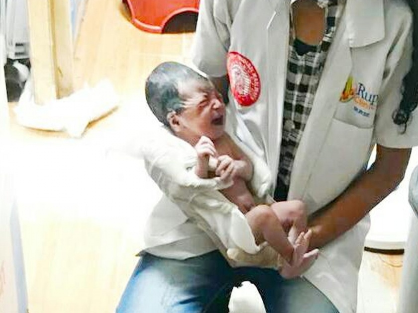 woman travelling to Mumbai via Konkan Kanya Express gave birth to child at the Thane station | रेल्वे स्थानकातील प्रथमोपचार केंद्रात महिलेची प्रसूती; एप्रिल महिन्यातील दुसरी घटना 