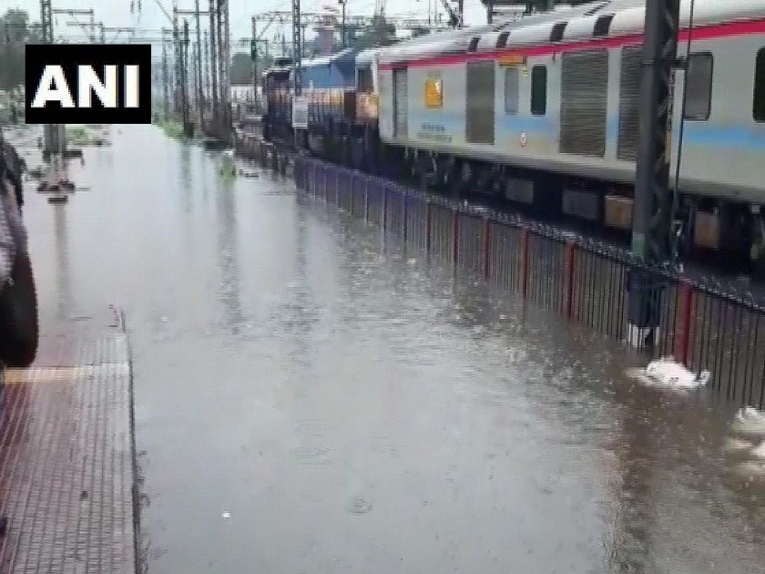 Mumbai Train Update Local Train Services on Central And Harbour Lines Badly Hit | Mumbai Train Update : कुर्ला स्थानकात सिग्नल यंत्रणेत बिघाड; हार्बरपाठोपाठ मध्य रेल्वेही ठप्प 