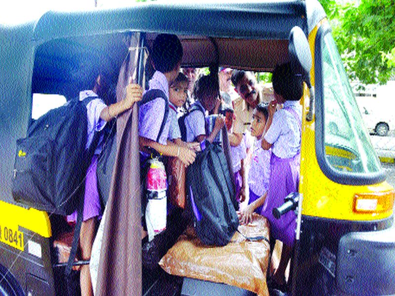 12 students in a rickshaw! Drunk driver's driver, traffic police dropped | एका रिक्षात कोंबले १२ विद्यार्थी! मद्यधुंद चालकाचा प्रताप, वाहतूक पोलिसांनी उतरवली नशा