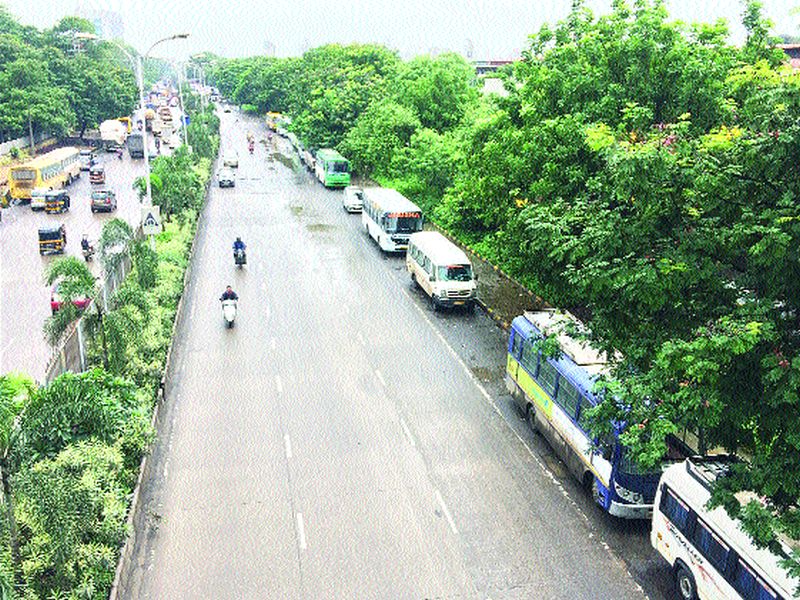 Illegal parking lot on the Thane-Belapur route | ठाणे-बेलापूर मार्गावर अवैध पार्किंगचे पेव