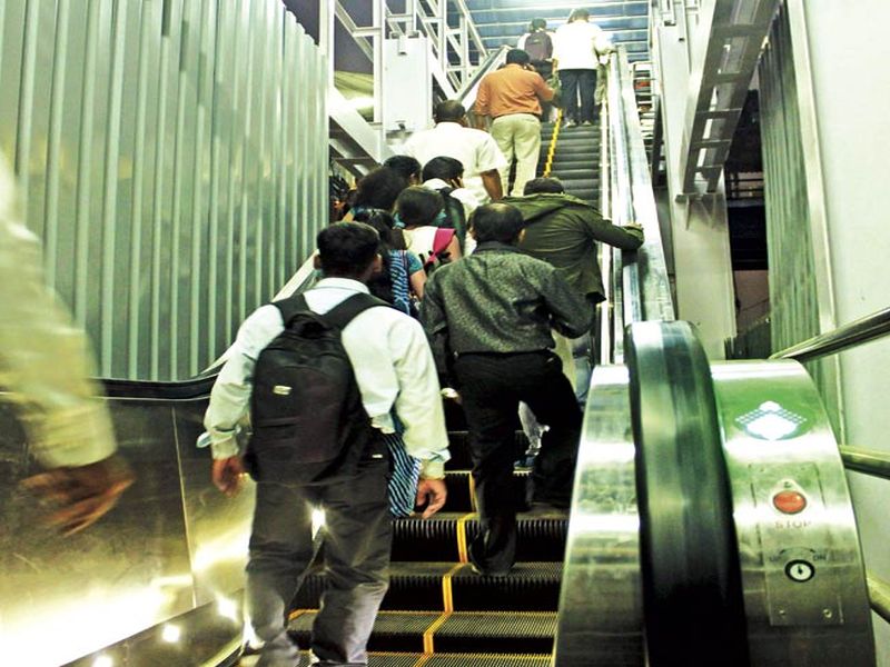 5 hurt as Thane station escalator stops, 'moves in reverse gear' | सरकते जिने अचानक फिरले विरूद्ध दिशेने, 5 जण जखमी