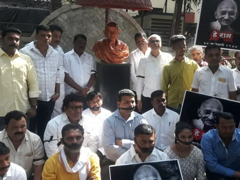 Protests against Nathuramy mentality by Thackeray in Thane; Silent Demand Movement in front of Gandhiji statue | ठाण्यात राष्ट्रवादीने केला नथुरामी मानसिकतेचा निषेध, गांधीजींच्या पुतळ्यासमोर मूक धरणे आंदोलन