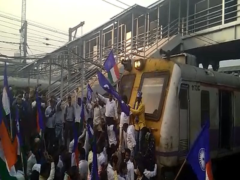Call of Maharashtra Bandh in Koregaon Bhima: Stop the movement of protesters at Thane Railway Station | Live Updates : महाराष्ट्र बंदचे राज्यभर तीव्र पडसाद ! रेल्वे, रस्ते व मेट्रो सेवा विस्कळीत