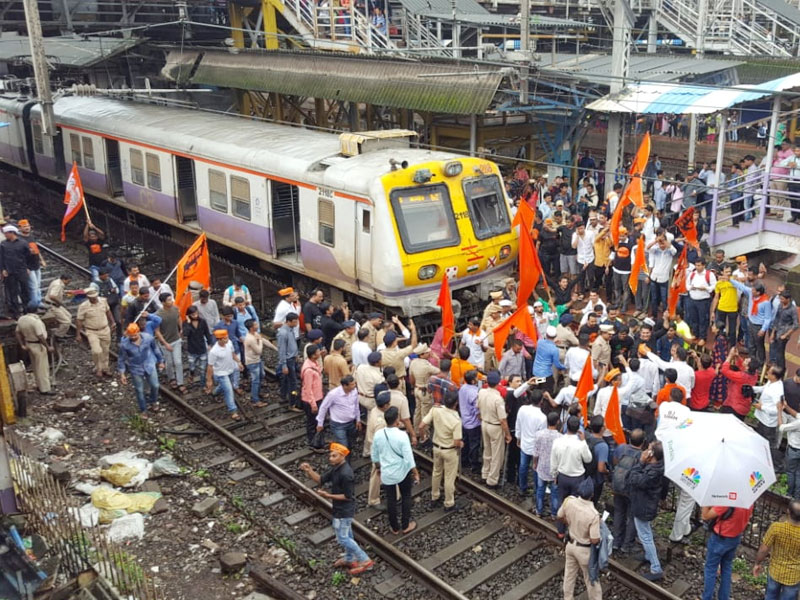 Mumbai Bandh: 'Rail Roko' in Thane, hundreds of Maratha protesters on railway track | Mumbai Bandh: ठाण्यात 'रेल रोको', शेकडो मराठा आंदोलक ट्रॅकवर 