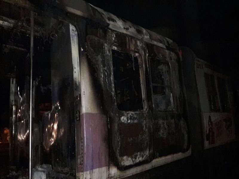 Fire in local coaches on Thane railway station | ठाणे रेल्वे स्थानकात लोकलच्या डब्यांना लागली आग