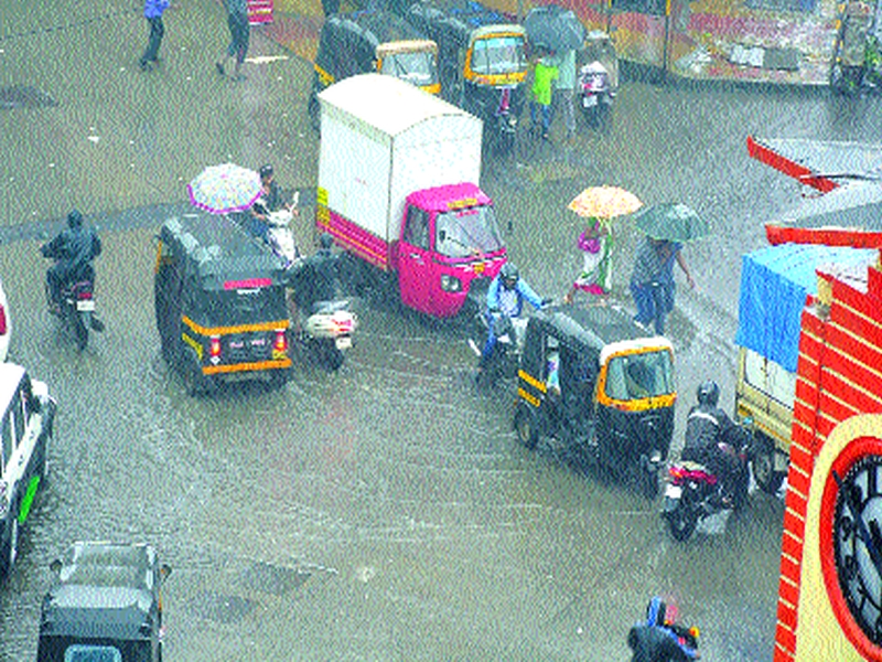 Wake up with enthusiasm, raincoat purchases hurt due to Diwali; Despite Saturday, Thanakar stayed at home | उत्साहावर पाणी फिरले, रेनकोट खरेदीची दिवाळीत आफत; शनिवार असूनही ठाणेकर राहिले घरातच