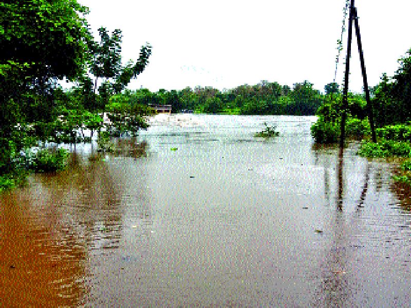 Floods in the district, floods of villages | जिल्ह्यातील नद्यांना पूर, गावांचा संपर्क तुटला