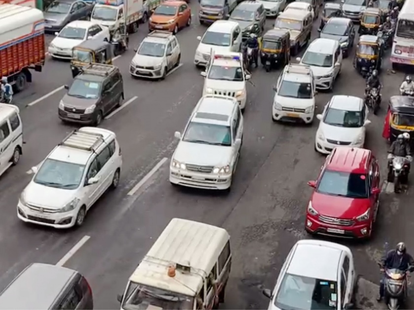 chhagan bhujbal stuck in traffic nearly two and half hour at thane | वाहतूक कोंडीचा मंत्र्यांनाच बसला फटका; तब्बल अडीच तास ठाण्यात अडकले