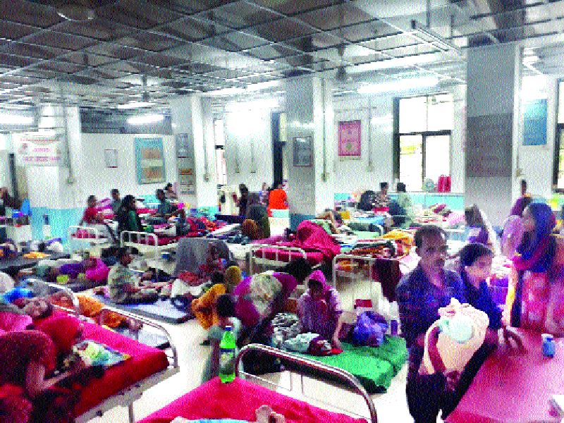 44 beds and 94 pregnant mothers in Thane district hospital | जिल्हा रुग्णालयात नवजात बालके जमिनीवर, ४४ खाटा अन ९४ गरोदर माता
