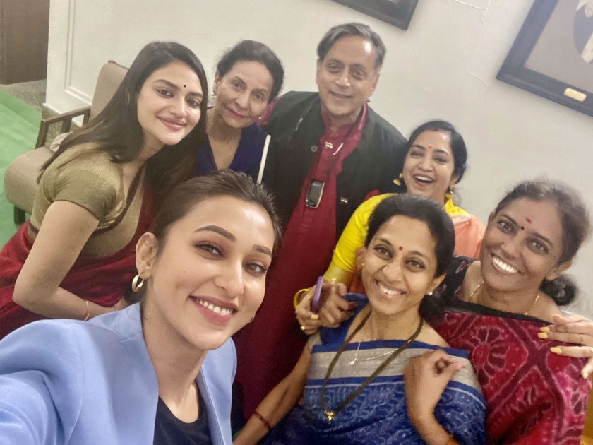 shashi tharoor tweeted a photo with six women mp on first day of parliament winter session caption | “कोण म्हणतं की लोकसभा कामासाठी आकर्षक जागा नाही”; महिला खासदारांसोबत फोटो काढत थरुरांचा सवाल