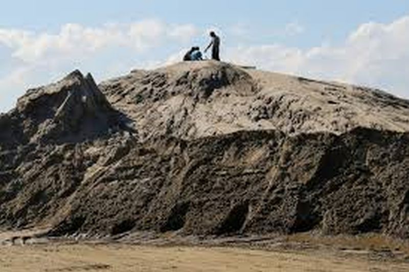 The death of a laborer by being crushed under a pile of sand | रेतीच्या ढिगाऱ्याखाली दबून मजुराचा मृत्यू