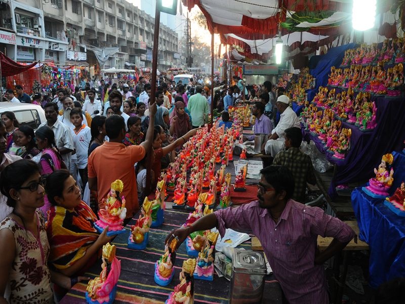 The huge enthusiasm of Jalgaon market for Diwali purchase | दिवाळीच्या खरेदीसाठी जळगावच्या बाजारपेठेत प्रचंड उत्साह