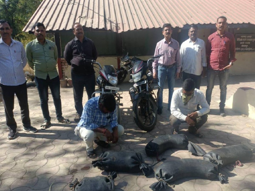  The Solapur team of the State Excise Department has seized two two-wheelers along with 220 liters of handmade liquor  | हातभट्टी वाहतूकीला पुन्हा दणका; दोन दुचाकींसह २२० लिटर हातभट्टी दारु जप्त