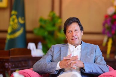 Imran Khan threatens nuclear war again; But he accept loss | अणुयुद्धाची धमकी देणाऱ्या इम्रान खानने केला पराभव मान्य; पण युद्धाची खुमखुमी काही जाईना